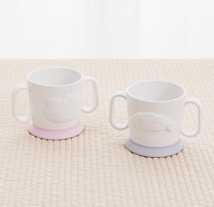 コップは傾斜つきで飲みやすい